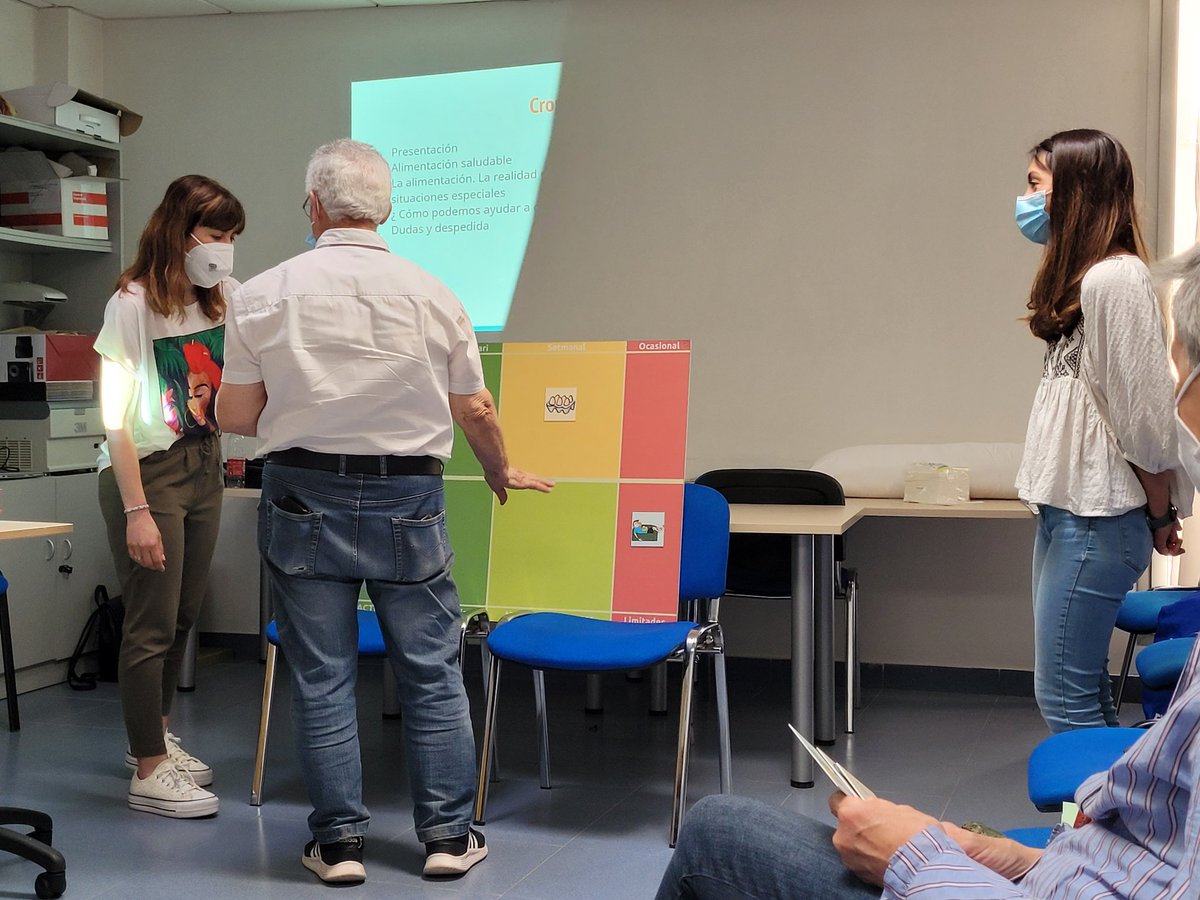 CS_SerraNord's tweet photo. #TallerParaCuidadorasNoProfesionales. Hoy sesión muy participativa y didáctica, sobre alimentación, con nuestra enfermera Ma José Secilla (grado superior nutrición y dietética) y las #EIR2 de #FYC Alba Mateo e Irene Río 🫂 #enfermeríacomunitaria #EducaciónparalaSalud @apmallorca https://t.co/6DZIbA2WMw
