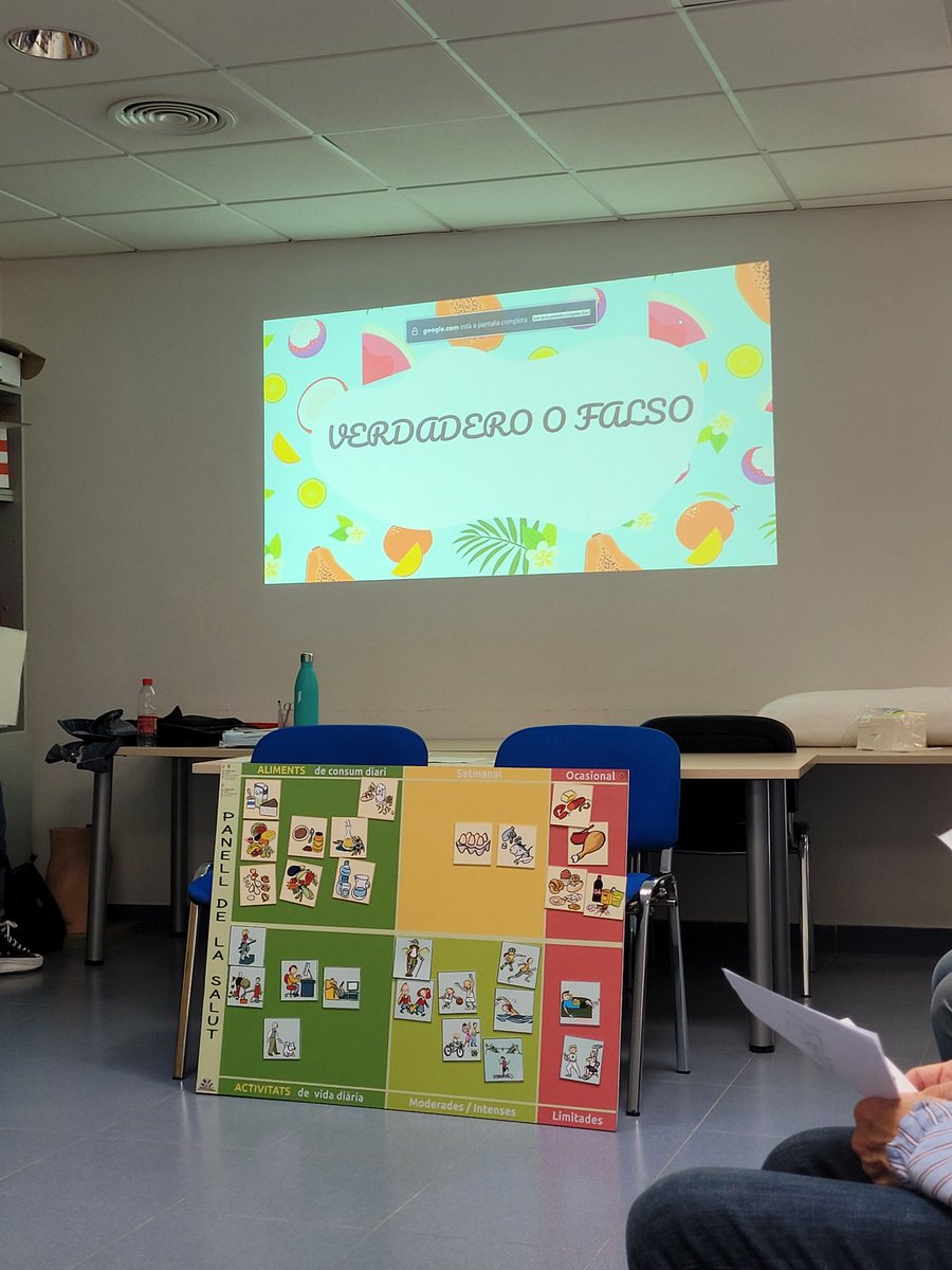 CS_SerraNord's tweet photo. #TallerParaCuidadorasNoProfesionales. Hoy sesión muy participativa y didáctica, sobre alimentación, con nuestra enfermera Ma José Secilla (grado superior nutrición y dietética) y las #EIR2 de #FYC Alba Mateo e Irene Río 🫂 #enfermeríacomunitaria #EducaciónparalaSalud @apmallorca https://t.co/6DZIbA2WMw