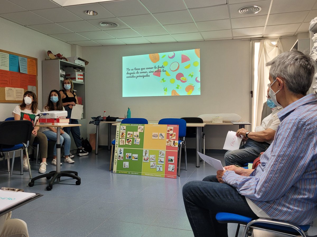 CS_SerraNord's tweet photo. #TallerParaCuidadorasNoProfesionales. Hoy sesión muy participativa y didáctica, sobre alimentación, con nuestra enfermera Ma José Secilla (grado superior nutrición y dietética) y las #EIR2 de #FYC Alba Mateo e Irene Río 🫂 #enfermeríacomunitaria #EducaciónparalaSalud @apmallorca https://t.co/6DZIbA2WMw