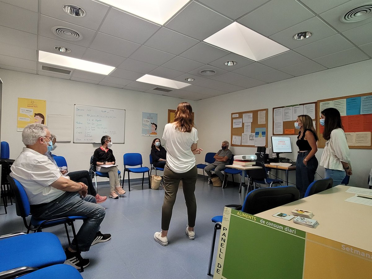 CS_SerraNord's tweet photo. #TallerParaCuidadorasNoProfesionales. Hoy sesión muy participativa y didáctica, sobre alimentación, con nuestra enfermera Ma José Secilla (grado superior nutrición y dietética) y las #EIR2 de #FYC Alba Mateo e Irene Río 🫂 #enfermeríacomunitaria #EducaciónparalaSalud @apmallorca https://t.co/6DZIbA2WMw