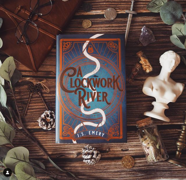 AdAstraFiction's tweet image. 'Would you rather experiment with with magic, pick any lock or be a talented mechanic? 🗝️'

We're obsessed with this shot of the gloriously chonky #AClockworkRiver by @JS_emery

📸 credit @readerofrivende: bit.ly/3kmapWc