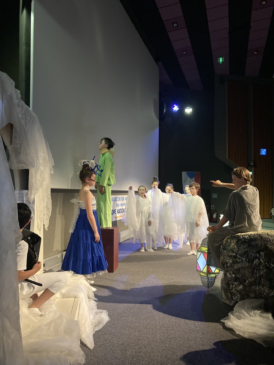 👏🏻👏🏻🙏🙏aux élèves de l’atelier comédie musicale qui ont participé ce matin #devoirdememoire  #Engagement aux cérémonies citoyennes de l’Ordre National du Mérite avec le soutien de <a href="/Fondation_ASEJ/">Fondation St Exupéry</a> <a href="/MostafaFourar/">Mostafa Fourar</a> <a href="/dasen_sieye/">Mathieu Sieye</a> <a href="/AymericMeiss/">Aymeric Meiss</a> <a href="/DAACToulouse/">DAAC Toulouse</a>