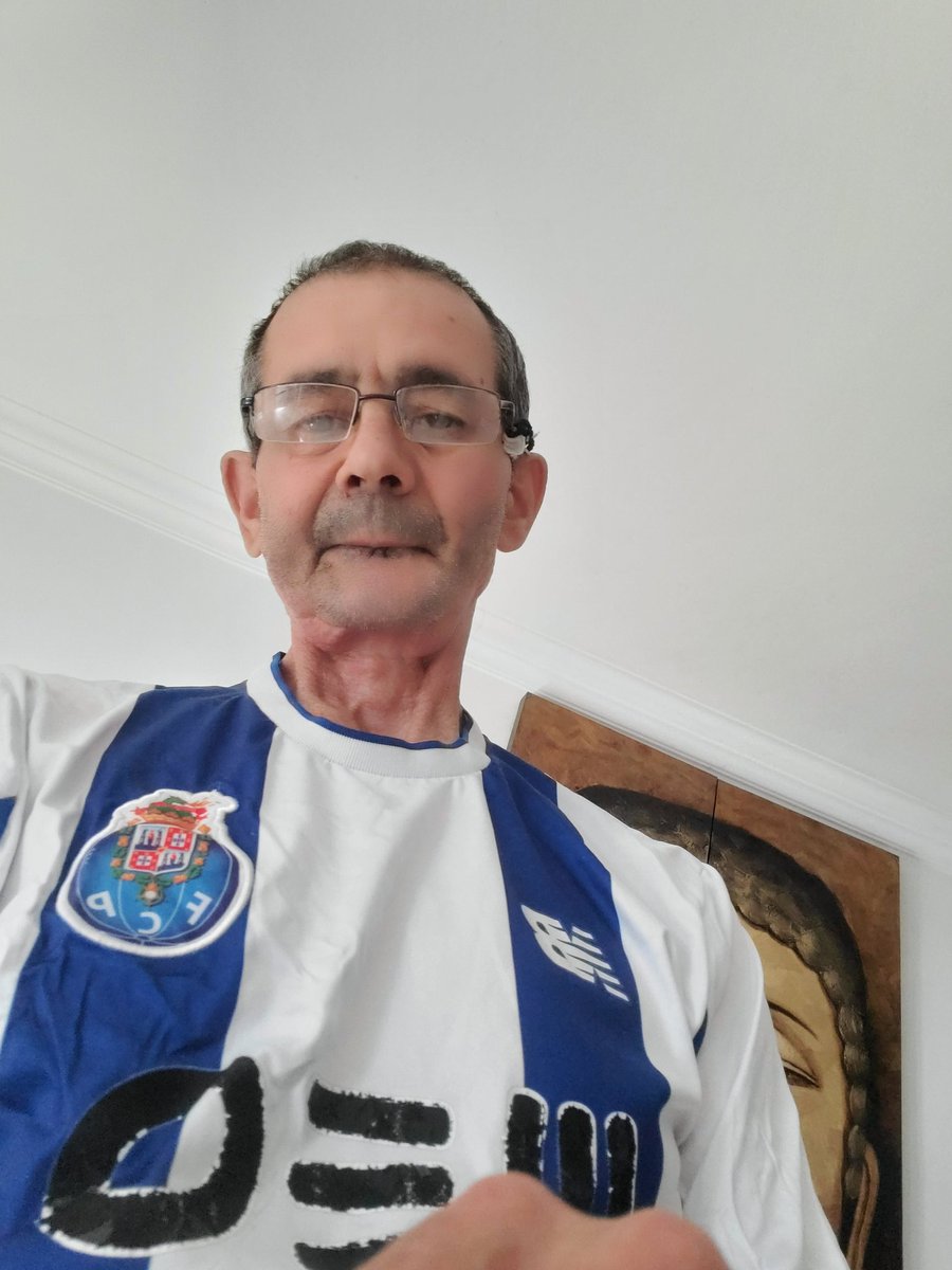 Aqui vai a minha foto de perfil..prometi na festa de campeão mostrar o meu resto aruinado por motivos saúde..pró ano sem orelhas ,nariz e o que for...se voltar a ser campeão volto a publicar