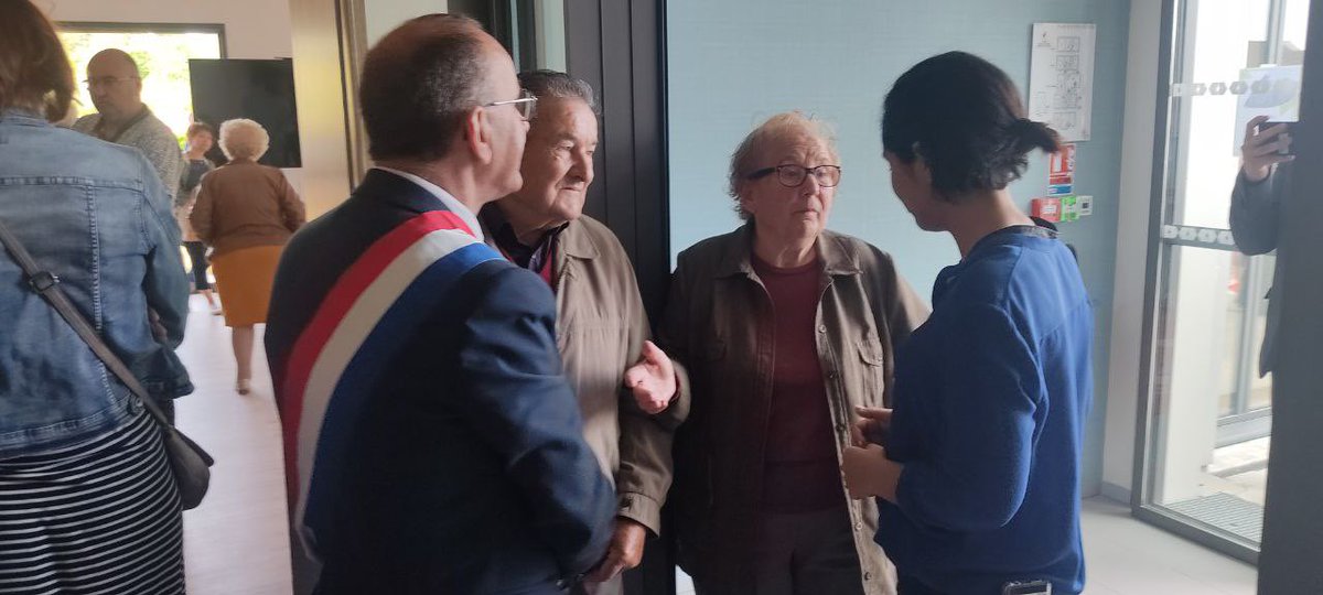 GeismarLuc's tweet photo. Présent ce matin avec madame la maire @L_Guillemine et @sarahelhairy pour #inauguration de la nouvelle #mairie #LesTouches
Plus de fonctionnalités pour les touchois tout en restant en centre bourg pour cette très belle restauration de l'ancien presbytère. https://t.co/ubbQqQX8yb