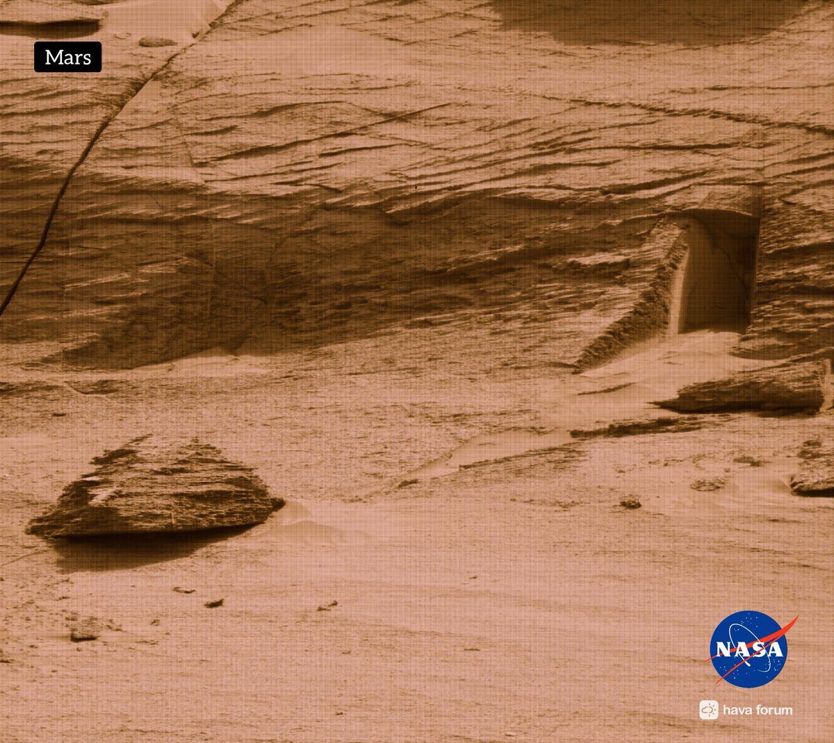DrArcheologist's tweet photo. Discovered a door in MARS What do you think about this door.#Ancient #NASA #Archaeology #Mars @TwistDead1 https://t.co/uBzdU2eCWz