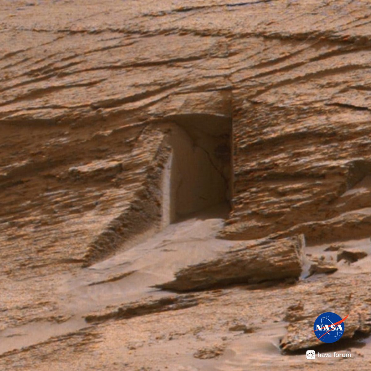 DrArcheologist's tweet photo. Discovered a door in MARS What do you think about this door.#Ancient #NASA #Archaeology #Mars @TwistDead1 https://t.co/uBzdU2eCWz