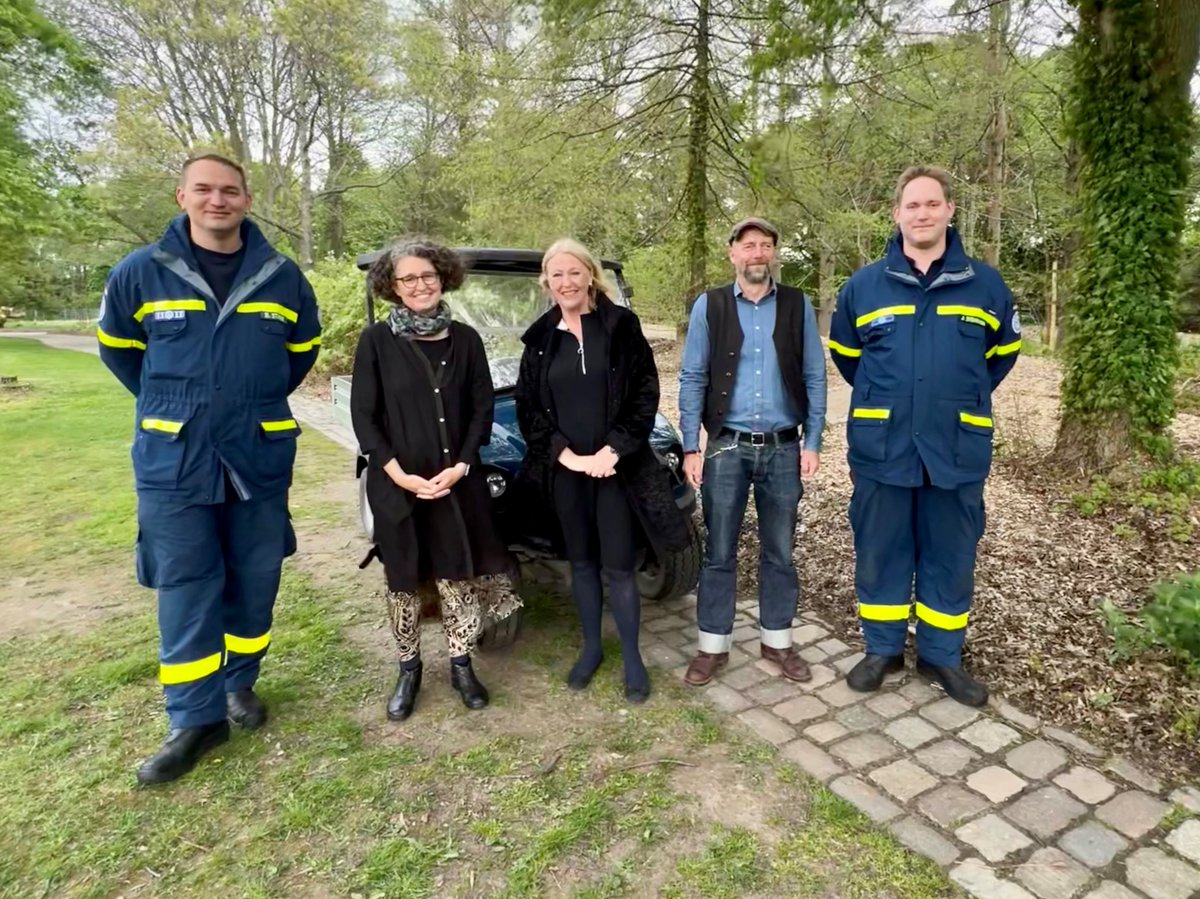 BotGartenHH's tweet photo. Herzlichen Dank! 
Die neue Brücke im Taxodiental wurde von der Fachgruppe Brückenbau des Technischen Hilfswerkes (THW) gebaut und von der Gesellschaft der Freunde des Botanischen Gartens finanziert.  
#taxodiental #thw #brückenbau #lokischmidtgarten 
Fotos: BGHH/ Krischok https://t.co/nLevfxWcp3