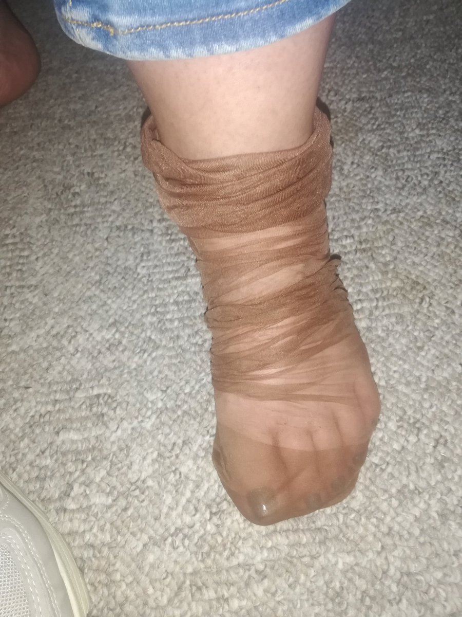 VamstadKen's tweet photo. @SockNsneakers All natural down. After taking off her heels and just walking in the house, they are hanging a foot or two off the toes the rest of the evening /night 😊🥰 https://t.co/NipEUwYsta