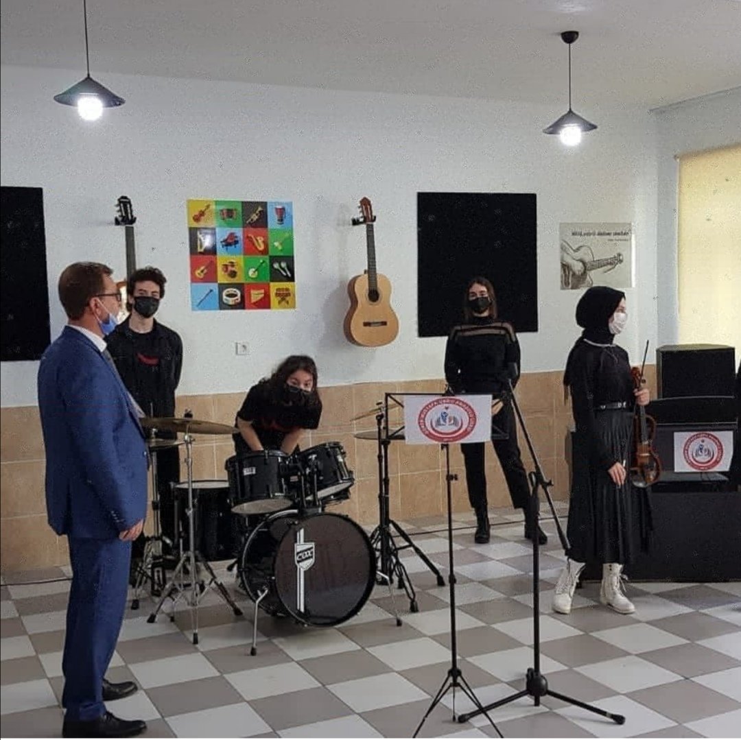 Ülkemizin ihtiyaç sahibi yörelerindeki çocukların eğitiminde fırsat eşitliğini kitap kaynaklarıyla, enstrümanlarla, tuvallerle gidermeye çalıştık.

Balıkesir Gönen Mustafa Uşdu Anadolu Lisesinde Hayata Dokunan Kütüphaneler ve Hayata Sanatla Dokunan Atölyeleri açtık.🎉