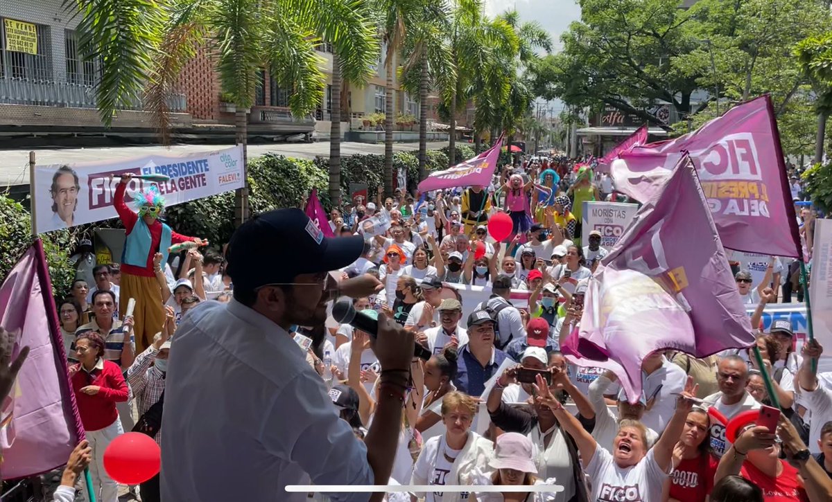hernancadavidma's tweet photo. A ésta hora estamos en el parque principal de #Envigado. Defendamos a Colombia!!

La consigna: #FicoPresidente 🇨🇴 https://t.co/n1YbDwkenn
