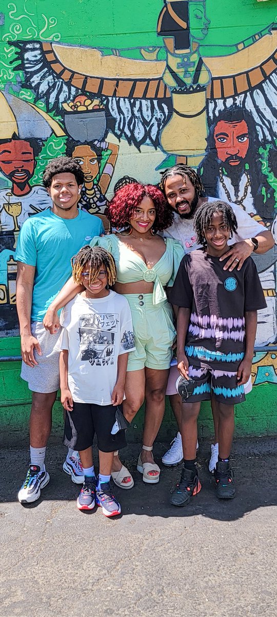 VWEBBJR's tweet photo. I have a BEAUTIFUL FAMILY and they mean EVERYTHING to me. If I had to i'd give my life for any one of them! This love is forever. #TheWebbs #WebbFam #Fatherhood #Family β€οΈβ€οΈ @TheeRealMrsWebb https://t.co/BjGjimJnTU