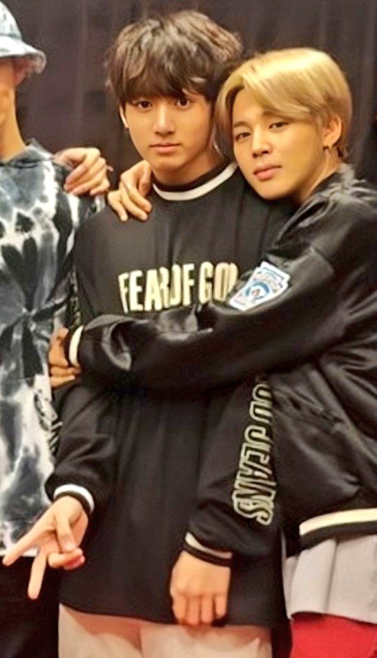Buckyl3's tweet photo. Rock/Bison/Scissors

#PhraseBorrowRunBTSEp96  
#jimin #rockbison https://t.co/DSQm6reLKb