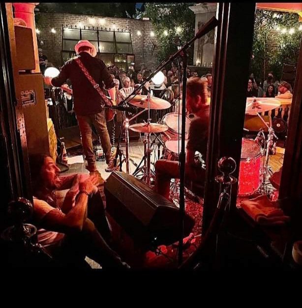 FooFightingUK's tweet image. Dave Grohl spotted with the UKs own Supergrass recently. Good to seen him making an appearance here and there. 😁