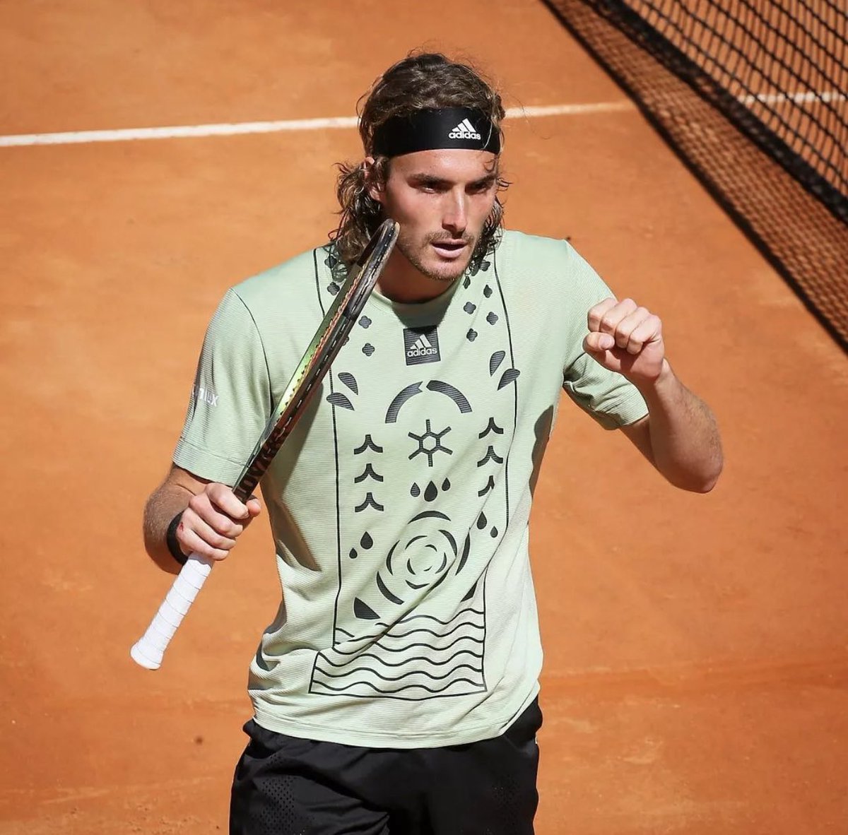 Ellines.com tweet media