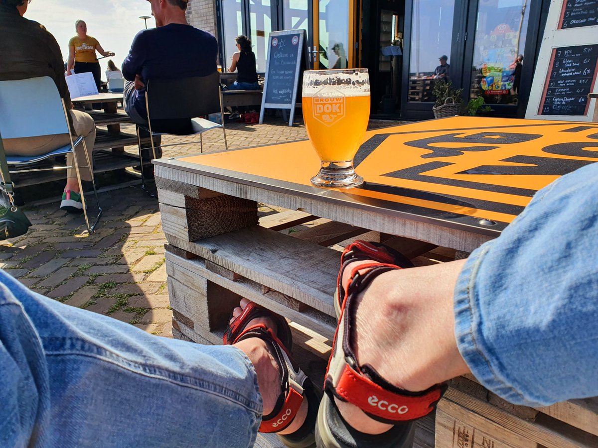 ArjaKastelein's tweet photo. Na valpartij met de fiets kiezen tussen naar huis gaan en sippen, òf een rondje met het pontje en een biertje toe... keuze was moeilijk... 😂😂😂 #waddenzee #waddenkool #zonnepontje #sleepboot "de Holland" #Brouwdok #harlingenwelkomaanzee #Harlingen #Fryslân https://t.co/uUbRowvZFn
