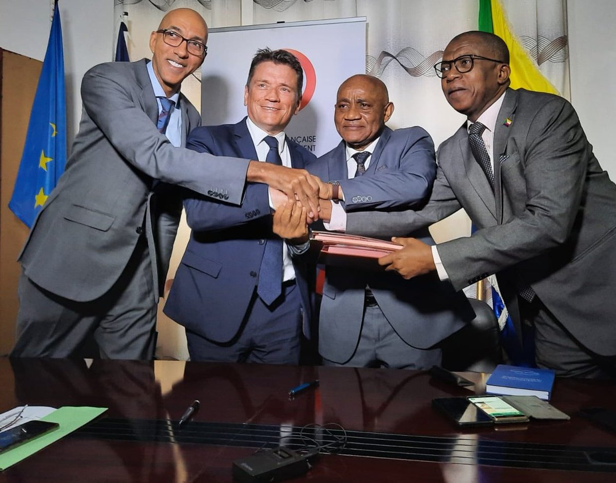 SylvainRiquier1's tweet photo. J'ai signé ce matin avec les ministres concernés la convention 🇫🇷 🇰🇲 de financement du projet d'appui au secteur de la #justice aux #Comores "Mahakama Ya Wusawa" pour former des jeunes magistrats et d'autres professionnels du droit : 2,5 M€ sur au moins 30 mois. 
@AFD_France https://t.co/iV00xjU1HH
