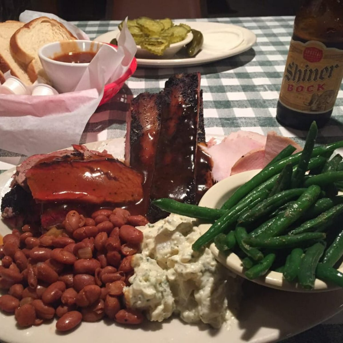 SwingingDoorRTX's tweet photo. What's a BBQ platter without all the fixin's and an ice-cold beer! Come see us for a real Texas meal. #TheSwingingDoor #TexasBBQ #1973 #RealTexasBBQ #fixins #LocalLandmark #FamilyOwned https://t.co/jFT8wugsHt