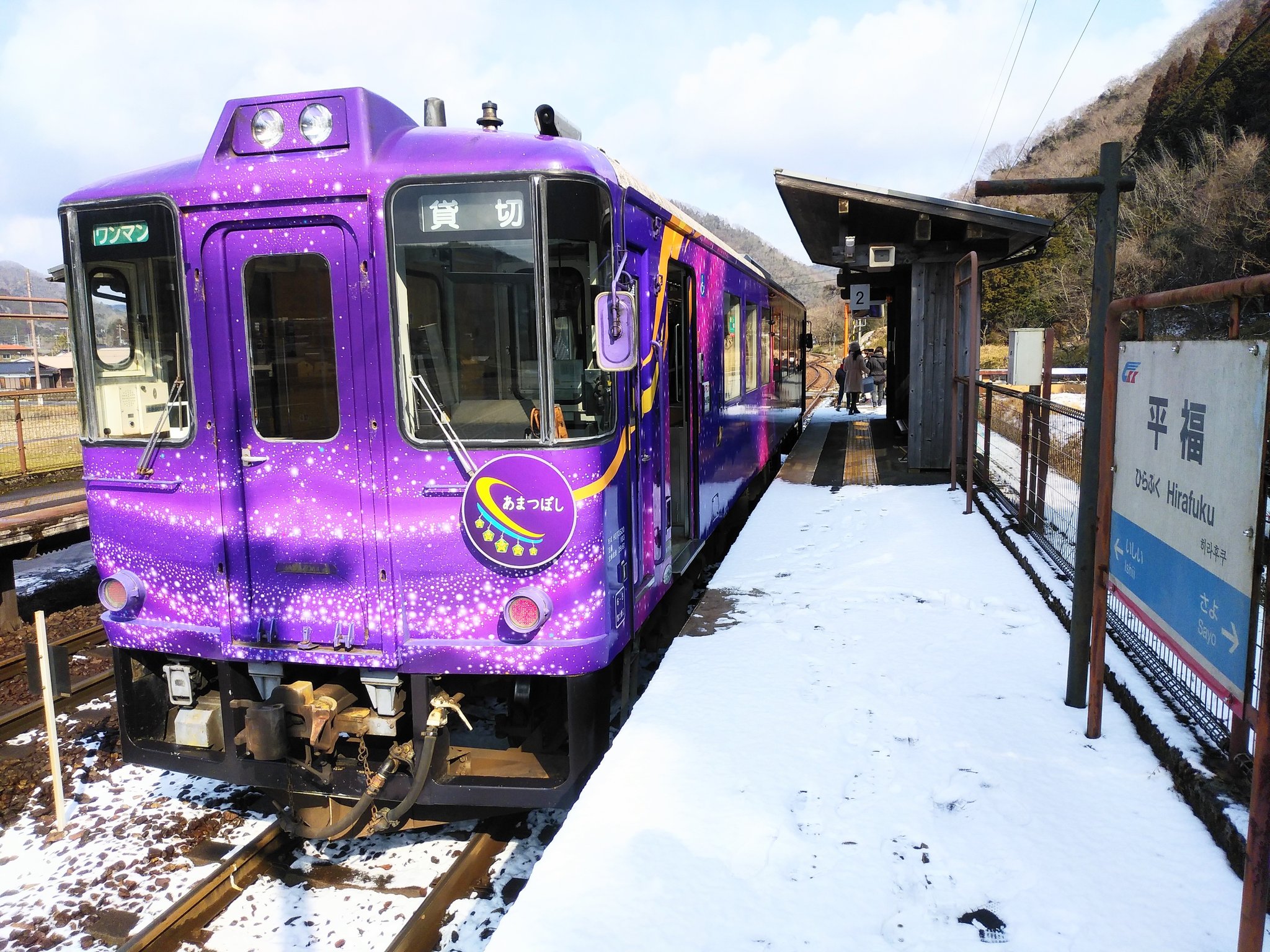 m*a様 岡山行　津山行　看板 岡山駅 在来線ホームの案内サイン 新旧比較 （路線記号導入後
