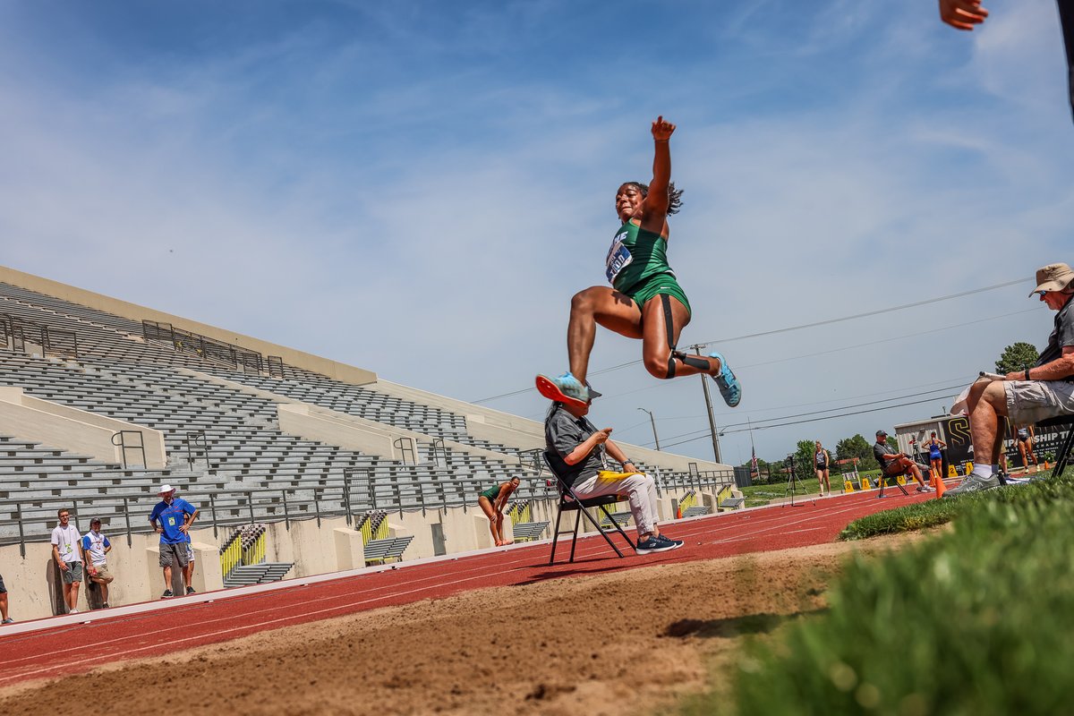 GreenWaveXCTF's tweet photo. KT pulled back-to-back-to-back PR's in all three of her jumps!🟣🟢🟡
She finished with a 5.15m mark!
#RollWave #RunWave #PRbeads 🌊👟 https://t.co/H9i4mIs0Ak