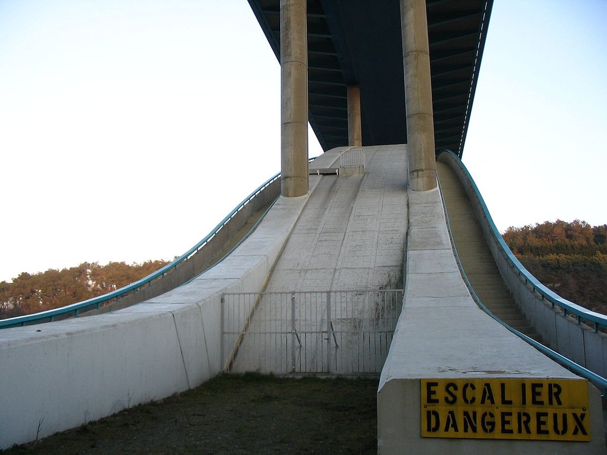Me ha parecido interesante el puente de Morbihan (Francia) sobre el río Vilaine, donde el tránsito de peatonal se separa de los vehículos. Se realiza por su parte interior utilizando parte del arco de 121 metros de luz. Vistas expléndidas. Fotos de es.wikipedia y fr.wikipedia
