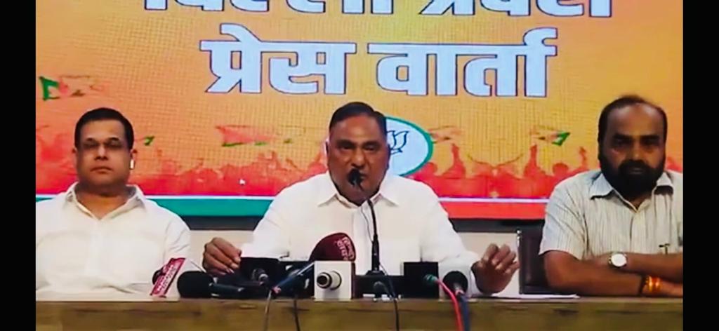 BJP4Delhi's tweet photo. मुंडका अग्निकांड की हाईकोर्ट के सिटिंग जज से कराई जाए जांच।

घटना के बाद उठे सवालों का जवाब दे केजरीवाल।

मृतकों के परिजनों को एक-एक करोड़ रुपया और सरकारी नौ���री की मांग।
@RamvirBidhuri https://t.co/wfZHmsxtHg