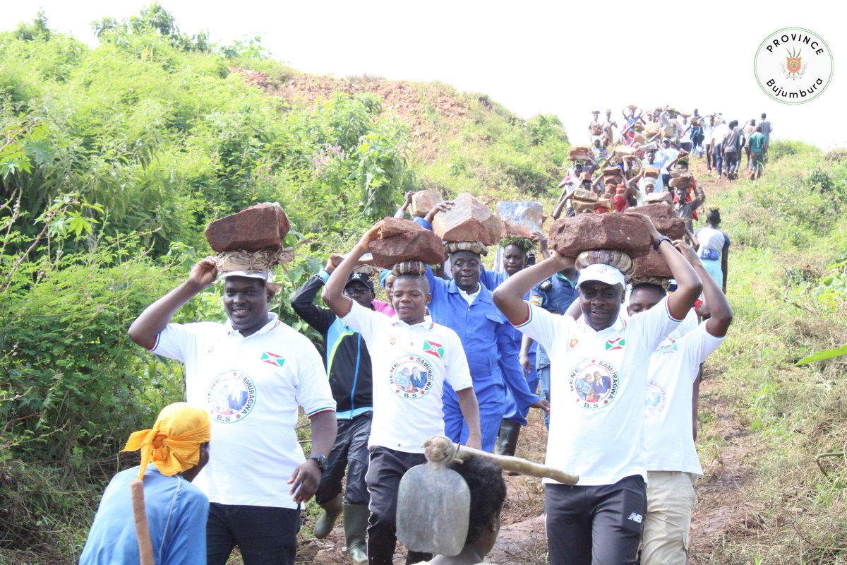 BwizaRadio's tweet photo. 2/4 Bavuye ku biro vy'intara baciye baja gufasha mu bikorwa vy'iterambere rusangi ku mutumba #Karunga @CommuneIsare ahariko hubakwa ikibuga c'inkino c'intara ya @BujumburaProv citiriwe stade de la #révolution.
@KwaNtare
@MininterInfosBi https://t.co/1xlKX3zgzK