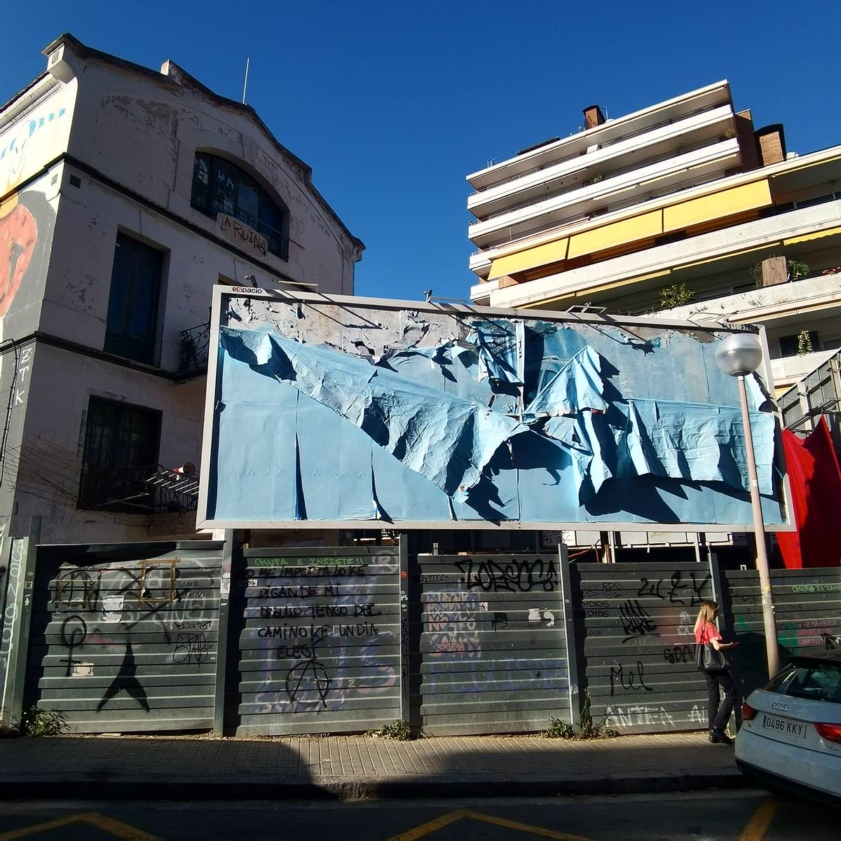 Girl on fone.
Kool #Billboard find in #Barcelona last week.
@masterclass #NFTProject #nft #NFTCommunity #gm #nftgraphicdesign
