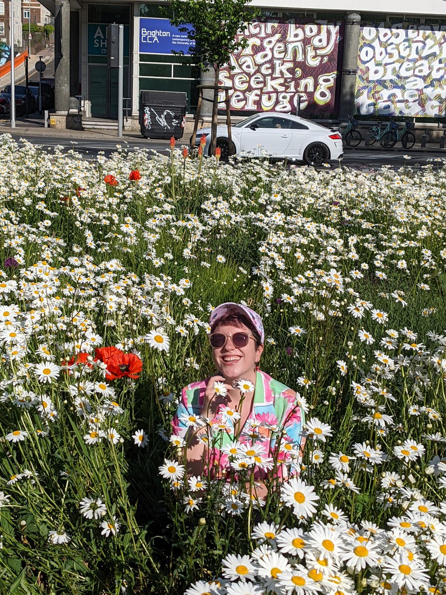 _PeriPeriwinkle's tweet image. one with the daisies 🌼