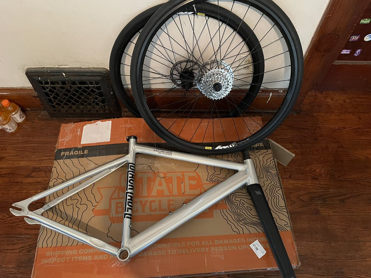 MarioGo68624365's tweet photo. Picked up some roadies for the Mavics and the State Bicycle Black Label frame arrived ! Woohoo! #statebicycleco #mavicwheels #fixedgear #fixielife #roadbike #feltbikes https://t.co/DW68VrwwZo