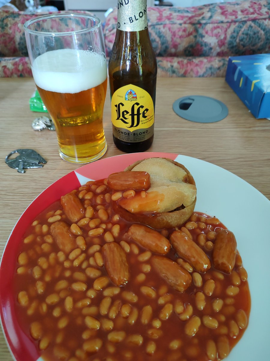 tianmagian's tweet photo. International dinner of #Champions
Scotch Pie, beans & sausages washed down with Belgian #Leffe while watching the English @EmiratesFACup
#BlockLife #BackToTheRoutine https://t.co/oI7MPJkJy0