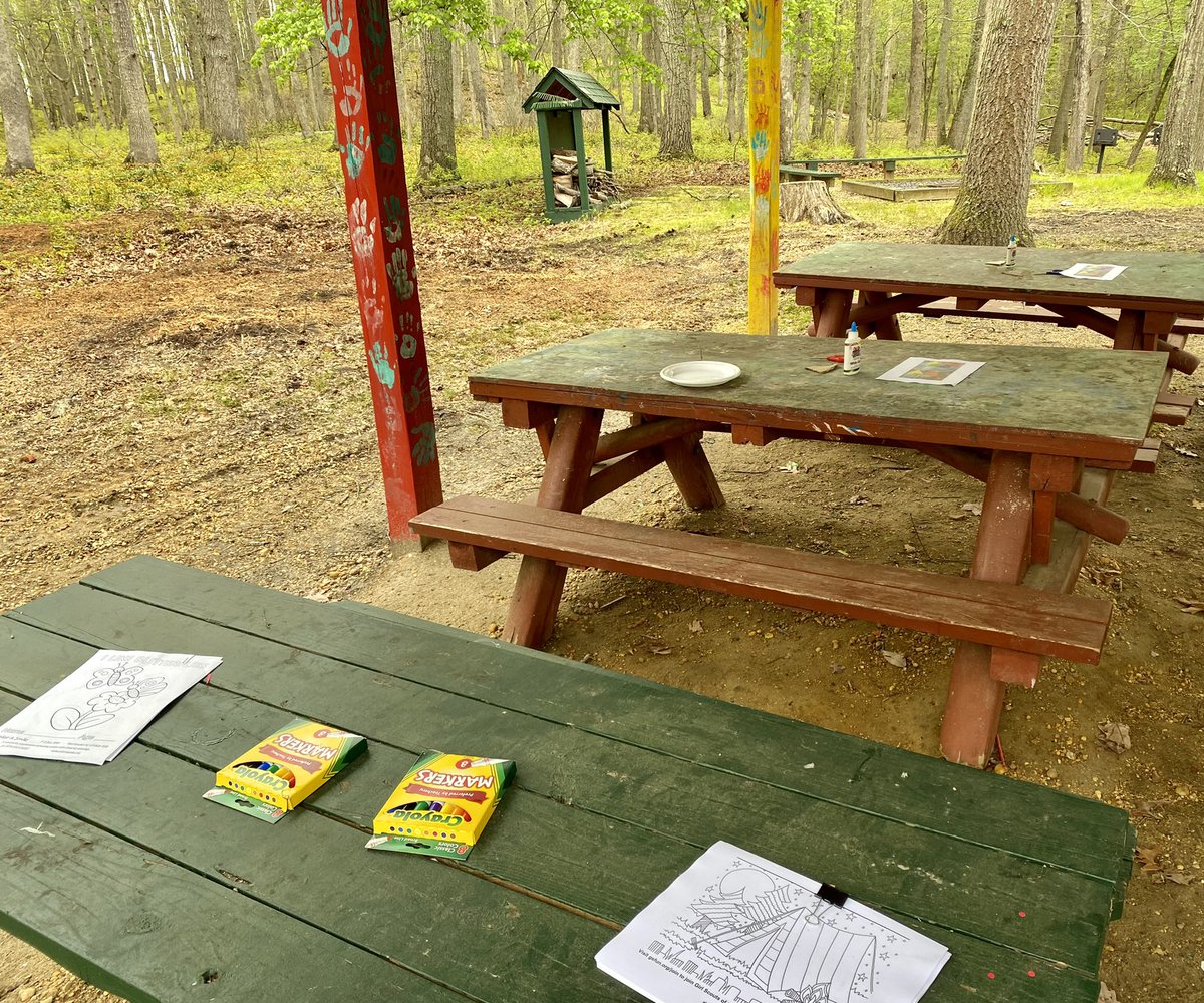 MissAppelbaum's tweet photo. Let the camp season start with some fun crafts! #campcounselor #futureteacher #summer 🎨🏕 https://t.co/DCbhT3GpsC