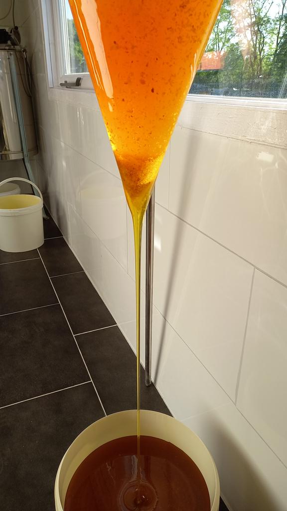 Verse honing die gefilterd wordt bij de kinderboerderij van #Nijverdal 🌻🐝🍯😋