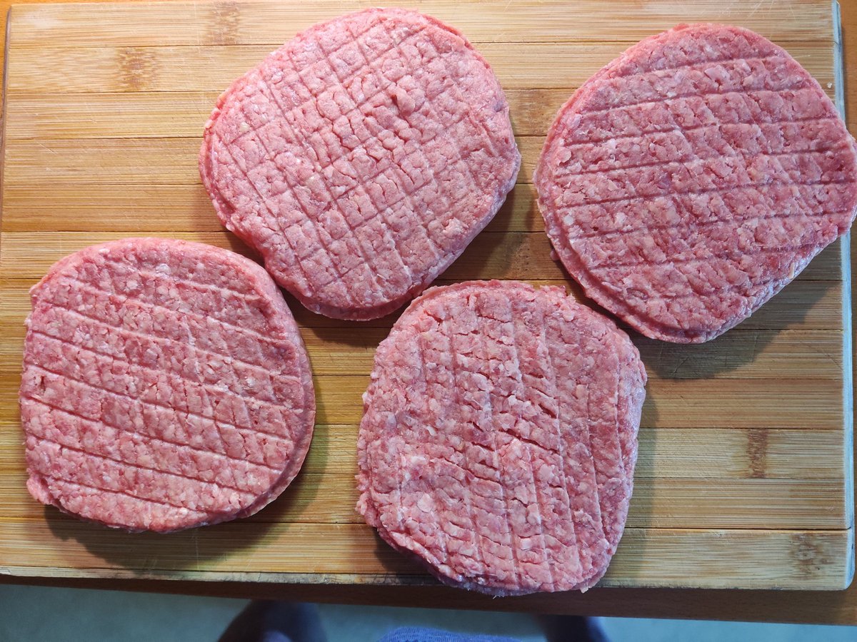 errorflyn's tweet photo. Meikän kotiburgerit syntyvät aina @Atria_Oyj lihalla ja #Westmark prässillä, jossa on kätsy alusta irroitukseen.
Pihvit pannulla ja sämpylät toasterilla.
Väliin juustoa, ketsuppia chilimajoa, tomaatit, kurkut ja salaatti.
Yhtään ei ole palautettu.
#hampurilainen https://t.co/hgLicAts6g