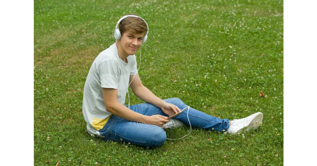 Hearing Loss Among Young Adults is a Growing Concern, #NJSHA Warns. Prolonged Use of #Earbuds and #Headphones During the #Pandemic Could Be a Leading Cause buff.ly/37EqEvj #hearingloss #hearingaids #loudnoise #COVID19 #youngadult