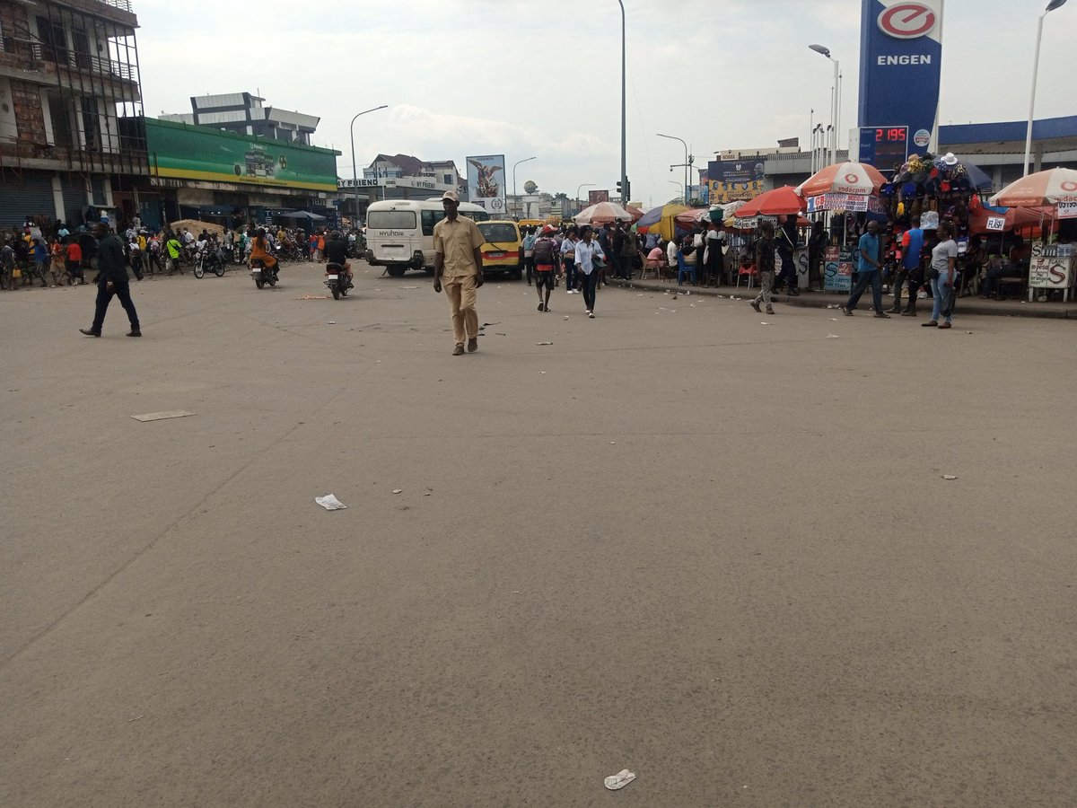 SunriseRdc's tweet photo. #Kinshasa : déguerpir les parkings illégaux sur les différents carrefours semble porter ses fruits dans la réduction des embouteillages. 
- 📸 Place  Victoire https://t.co/f1MH0xzwVI