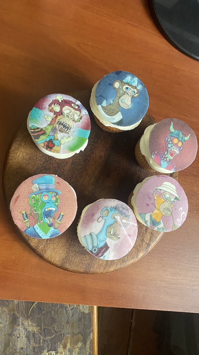 yk_bogdanovich's tweet photo. @trippinapes I present to you this masterpiece called trip cupcake. Anyone who eats it can get into a deep trip. 
As you can see there are both original NFT and my art. Please check , art (@needllessyuxm ). I really liked his work and asked him to drop me a file of this work. https://t.co/iYH6jOfX3A