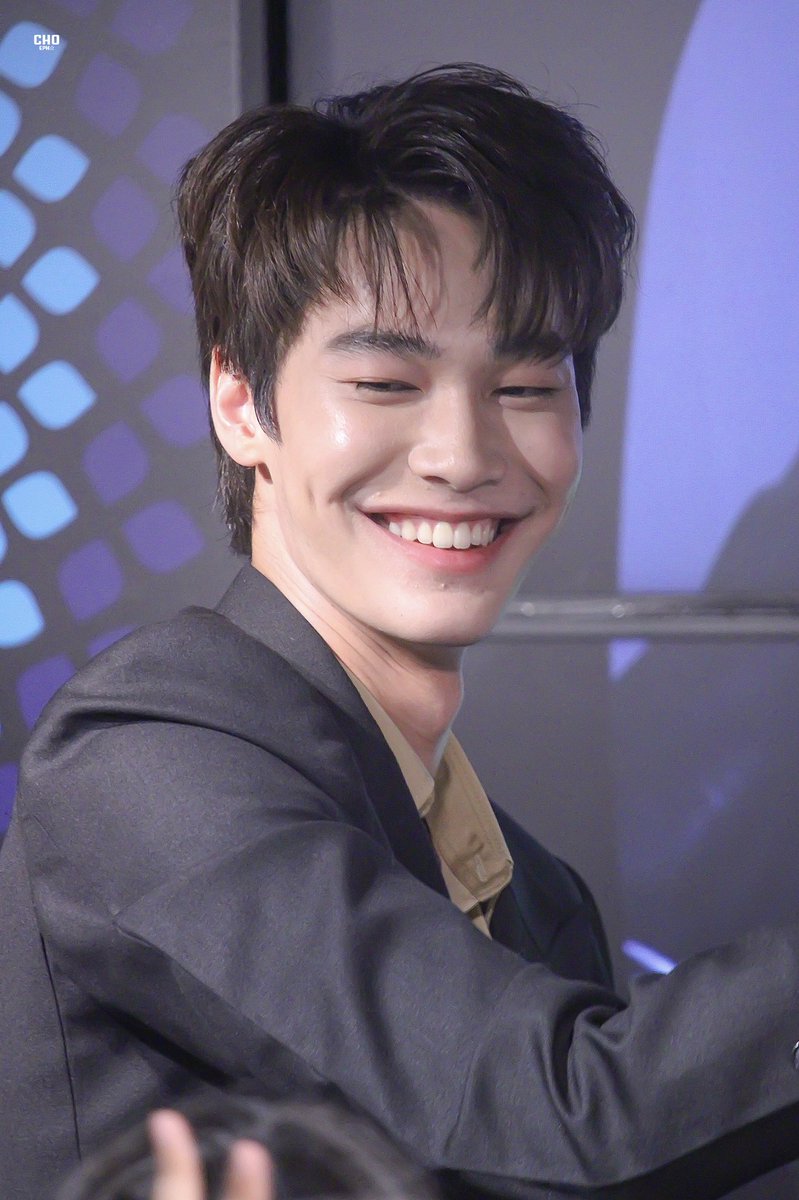 choepk's tweet photo. ยิ้มน่ารักมากแต่มือหล่อไม่ไหว;-;

#TSMxDew #dew_jsu #CentralfoodhallxDewJirawat https://t.co/ZiGVRcwAvr