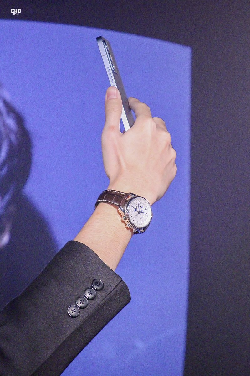 choepk's tweet photo. ยิ้มน่ารักมากแต่มือหล่อไม่ไหว;-;

#TSMxDew #dew_jsu #CentralfoodhallxDewJirawat https://t.co/ZiGVRcwAvr