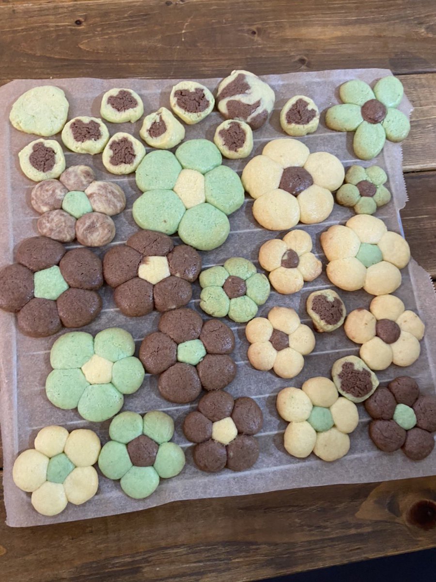 suuuumhamu2's tweet photo. 久しぶりにクッキー作りました🍪🌼
熊も作ったけどわかりづらい💦🐻
#クッキー #お菓子作り #お花 https://t.co/PYIqHrUqPO