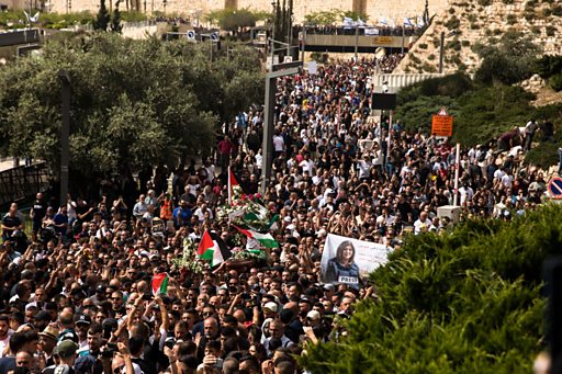 mohamedkheir's tweet photo. اعذروهم يا جماعة، ما هو لما أكبر جنازة في تاريخ فلسطين الحديث تخرج عشان واحدة ست، ومسيحية، وامرأة عاملة. ييبقى لازم يتجننوا طبعا، شقا صحوتهم بيضيع. https://t.co/14cirAq3wM