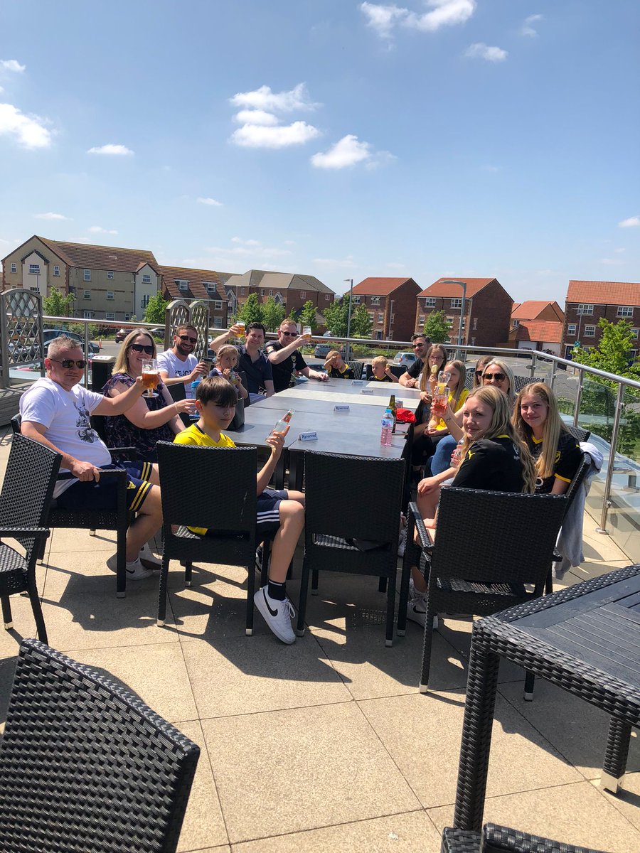 YellowArmyOUFC's tweet photo. A lovely day in Great Western Park in Didcot for #RunForJoey with Joey Beauchamp's friends and family joining @JoeOUFC on the last 1k of his 10th 7k.
Some wonderful memories being shared and a real pride and gratitude for the fans who are supporting #RunForJoey
#OUFC #COYY https://t.co/QMkGibTk0F