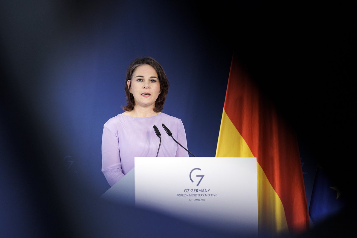 Ich bin erschüttert über den Tod von Shireen Abu Akleh. Demokratie ist auf mutige Journalist*innen angewiesen. Es ist wichtig, dass ihr Tod transparent aufgeklärt wird. Ich bin persönlich schockiert, dass die Trauerfeier nicht in Frieden &amp; Würde stattfinden konnte. - @ABaerbock