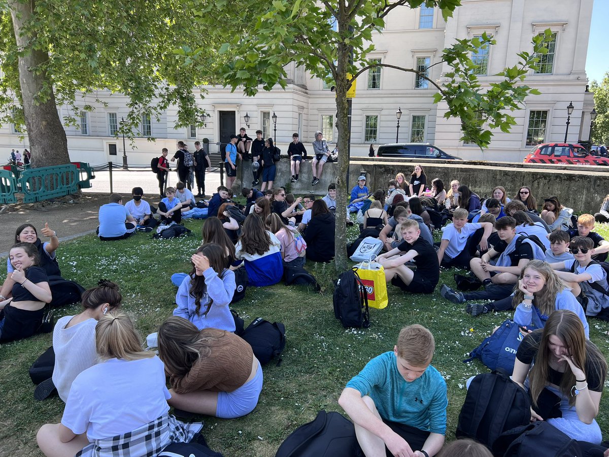 CNCHS_Science's tweet photo. Last day. Very tired people on our way to the palace. #cnchslondon https://t.co/oo43pBJsEd
