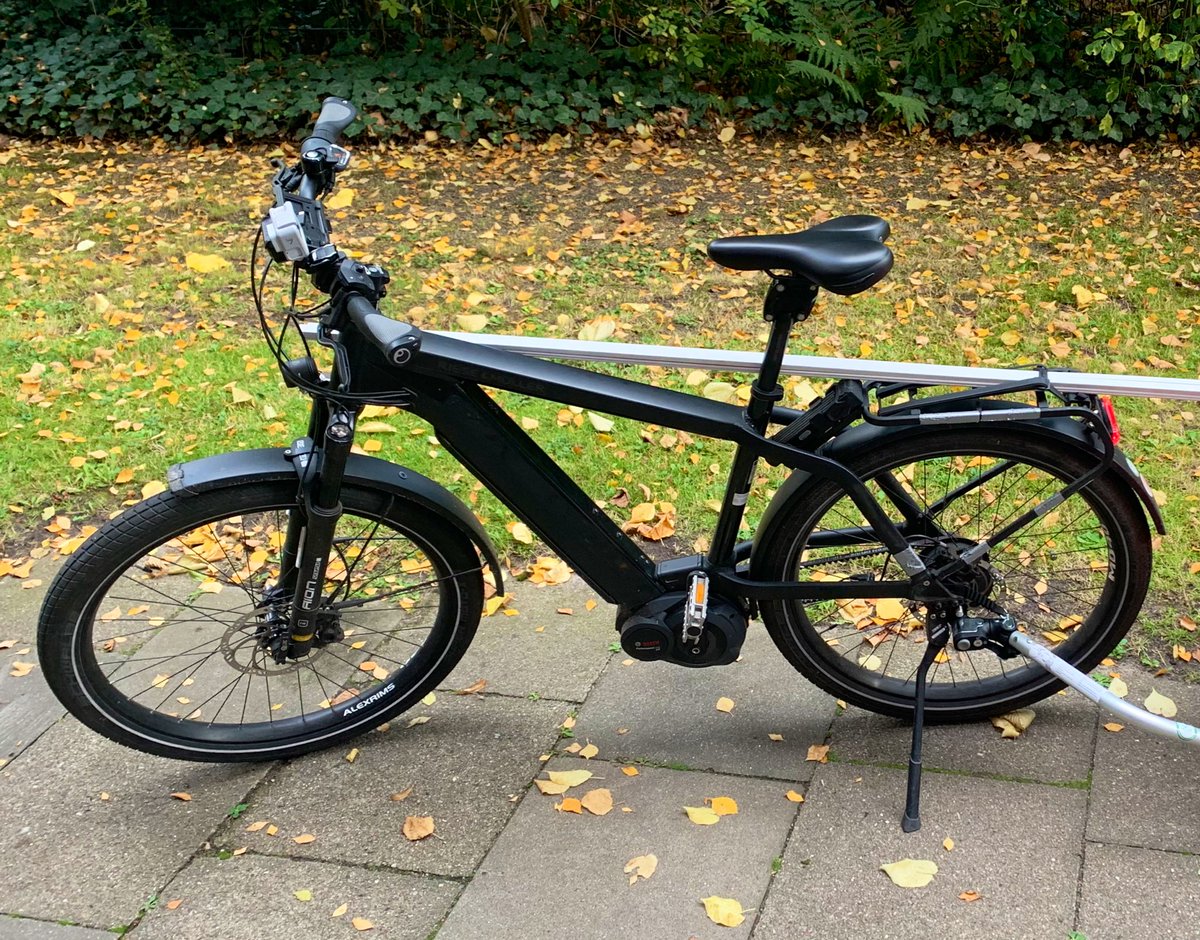 Das war’s dann wohl mit meinem Pedelec 😞 Wann sie wohl bemerkt haben, dass der Akku fehlt und man einen Schlüssel dafür braucht? 🤔 Erstmal AirTags für die Bromptons bestellt 😒 #Fahrradalltag