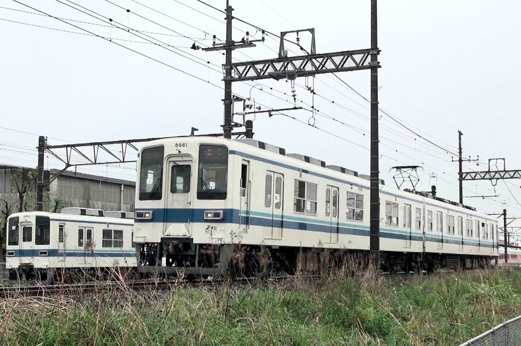 Ryota30687594's tweet photo. 後輩が廃車になっても先輩はバリバリ活躍中
#8561F #8564F #8563F https://t.co/UhzPFEm6yY