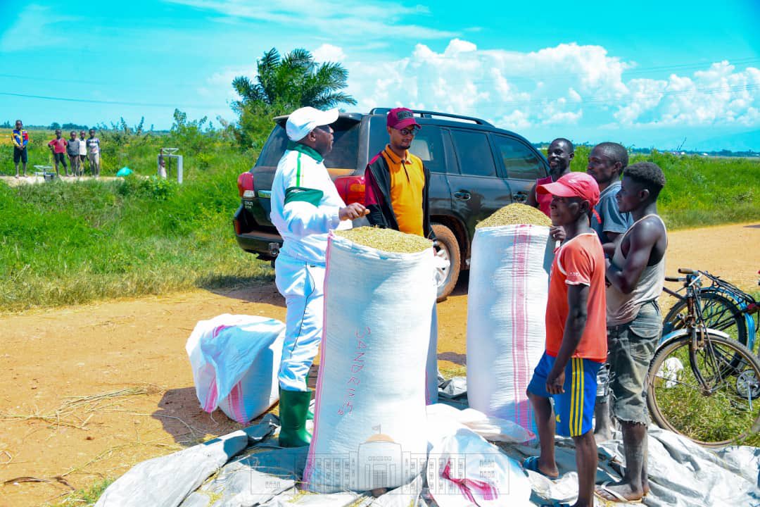 NtareHouse's tweet photo. Accompagné par SE @Burundi1stLady, le Président Evariste #Ndayishimiye a effectué une visite dans les champs rizicoles de Mugerero appartenant aux coopératives de #Gihanga @BubanzaProvince dont les premières récoltes de la saison culturale A présagent une grande productivité. https://t.co/2dzGjjQtkf