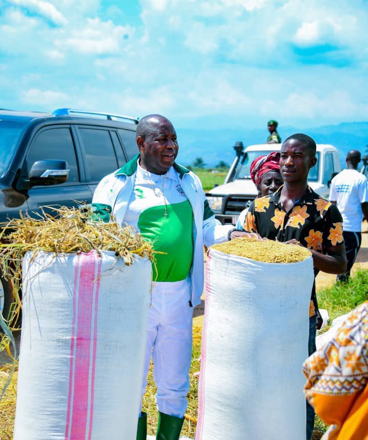 NtareHouse's tweet photo. Accompagné par SE @Burundi1stLady, le Président Evariste #Ndayishimiye a effectué une visite dans les champs rizicoles de Mugerero appartenant aux coopératives de #Gihanga @BubanzaProvince dont les premières récoltes de la saison culturale A présagent une grande productivité. https://t.co/2dzGjjQtkf
