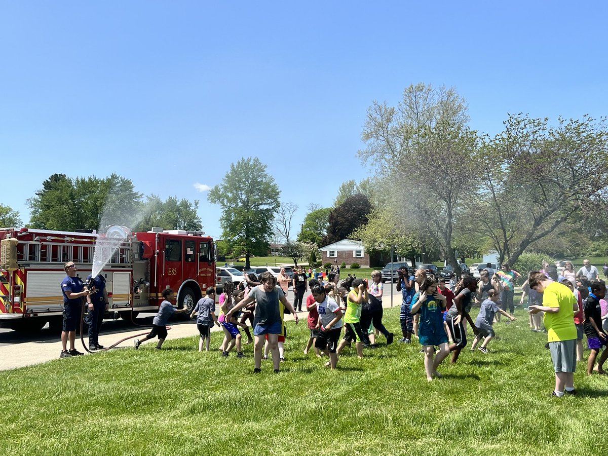 mstaylorparsons's tweet photo. More pictures from field day!! 😄 https://t.co/91plbBa9LZ
