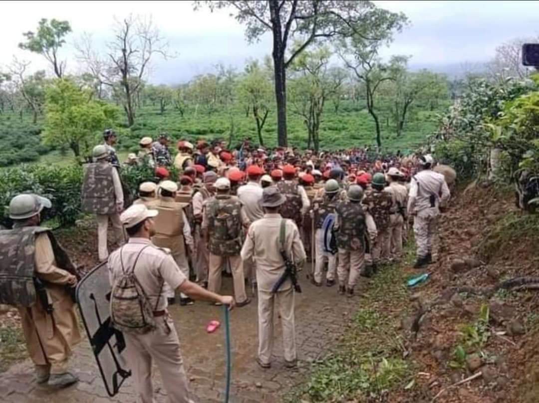 JitendraMeenaDU's tweet photo. बुलडोजर ने आज असम के डोलु चाय बागान की 3500 बीघा जमीन पर चला दिया गया है क्योंकि ग्रीनफिल्ड एयरपोर्ट बनाना है लेकिन हजारों आदिवासी विस्थापित हो गये है, मुआवजे के तौर पर ग्रेच्युटी-PF लौटा देने का वादा सरकार ने किया है इसीलिए कह रहे है कि बुलडोजर संविधान/आदिवासियों पर चल रहा है। https://t.co/C0rkJql5Sj