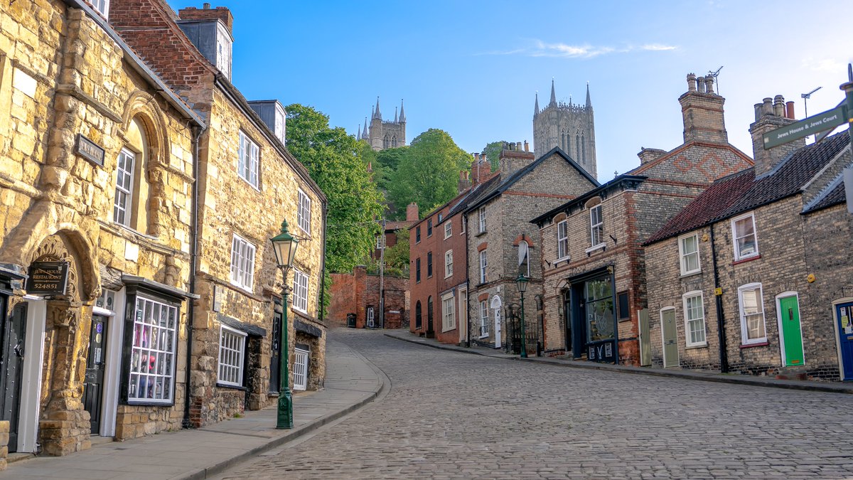 lincolninphoto's tweet photo. First time ever - a sunny clear photo of the bottom of Steep Hill, Lincoln....without either a cat, scaffolding, humans, rubbish bags or vehicles ! Only took me 8 years🙄 #lovelincoln #visitlincoln #steephill #cobbles #thephotohour #ourcity https://t.co/3OyRARJSrx
